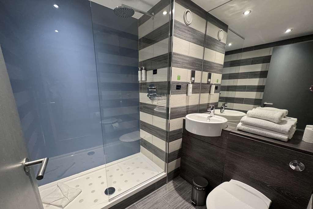 Village Hotel EDI Room photo