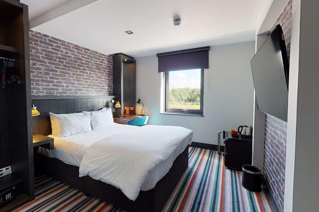 Village Hotel EDI Room photo